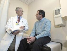 Ein Mann mit Prostatitis während der Konsultation eines Urologen